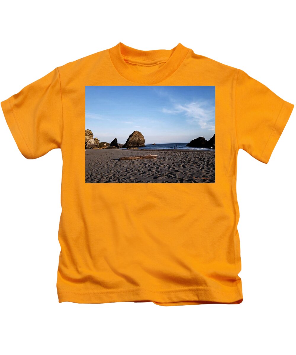 At the beach 4 - Kids T-Shirt