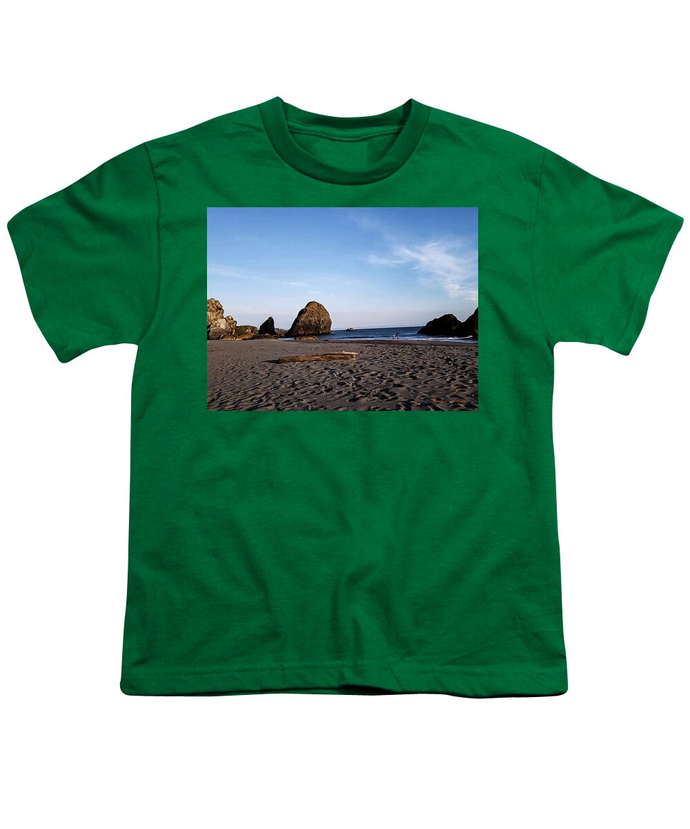 At the beach 4 - Youth T-Shirt