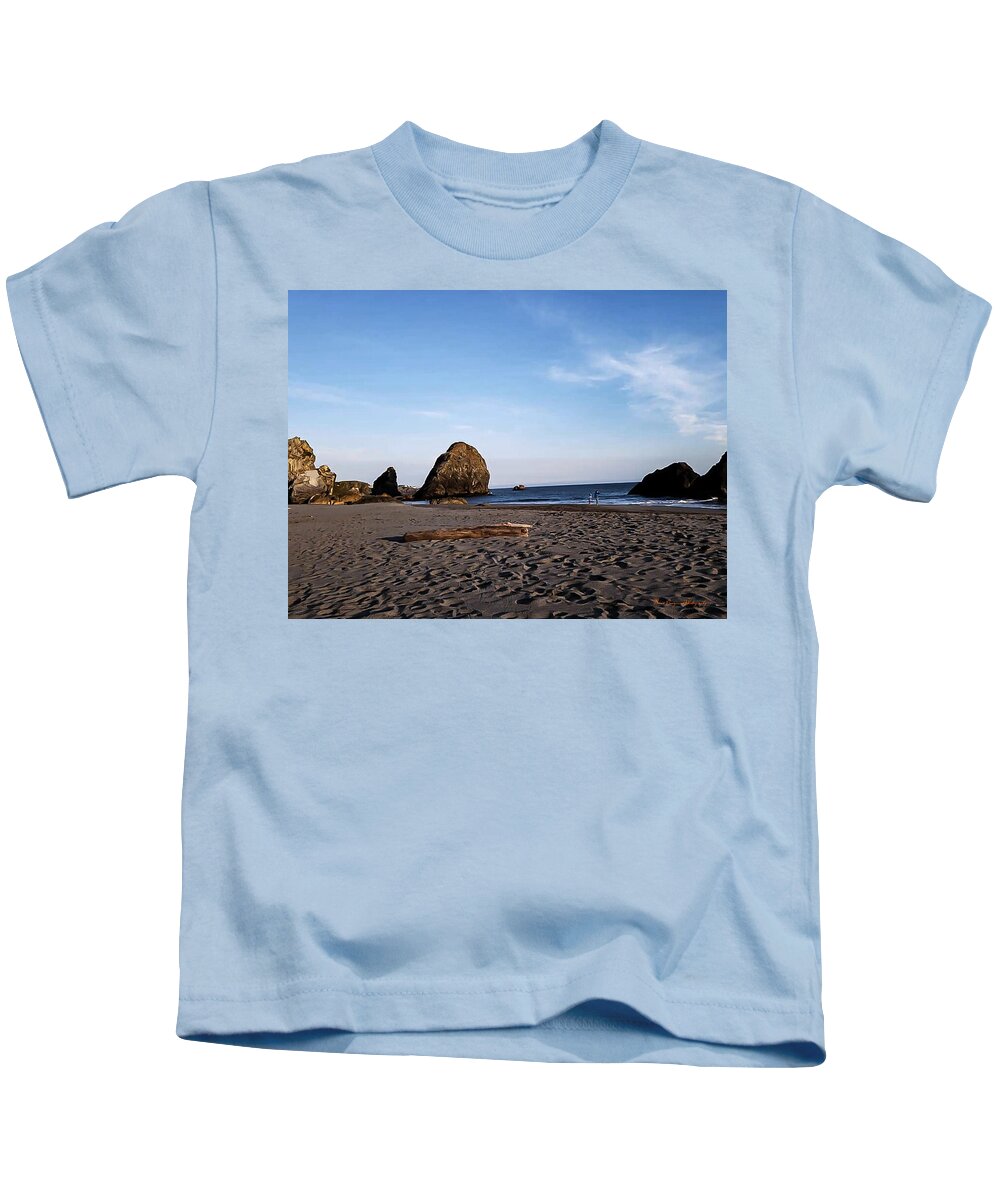At the beach 4 - Kids T-Shirt