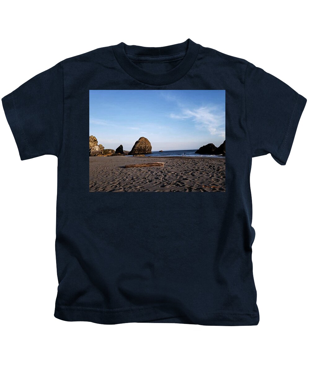 At the beach 4 - Kids T-Shirt