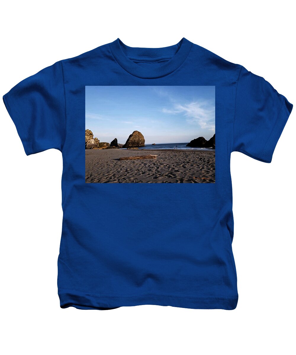 At the beach 4 - Kids T-Shirt