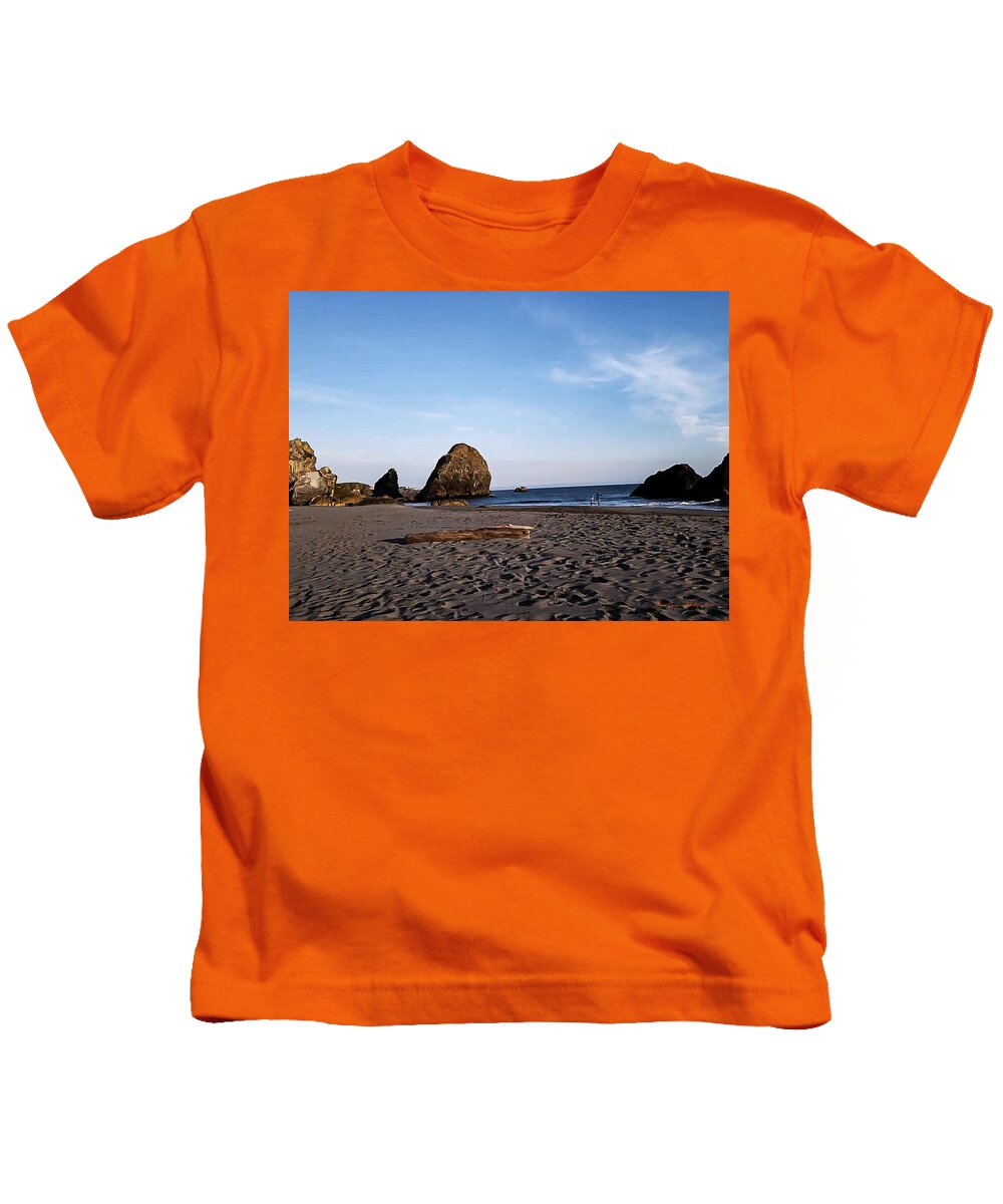 At the beach 4 - Kids T-Shirt