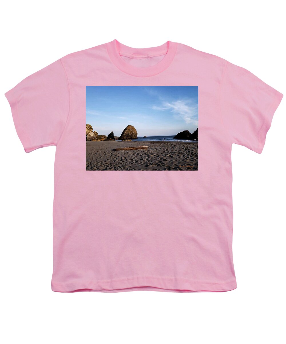 At the beach 4 - Youth T-Shirt