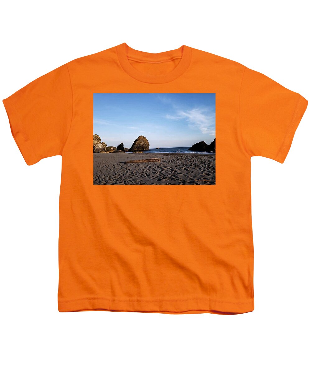 At the beach 4 - Youth T-Shirt