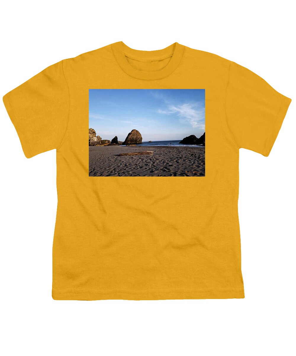 At the beach 4 - Youth T-Shirt