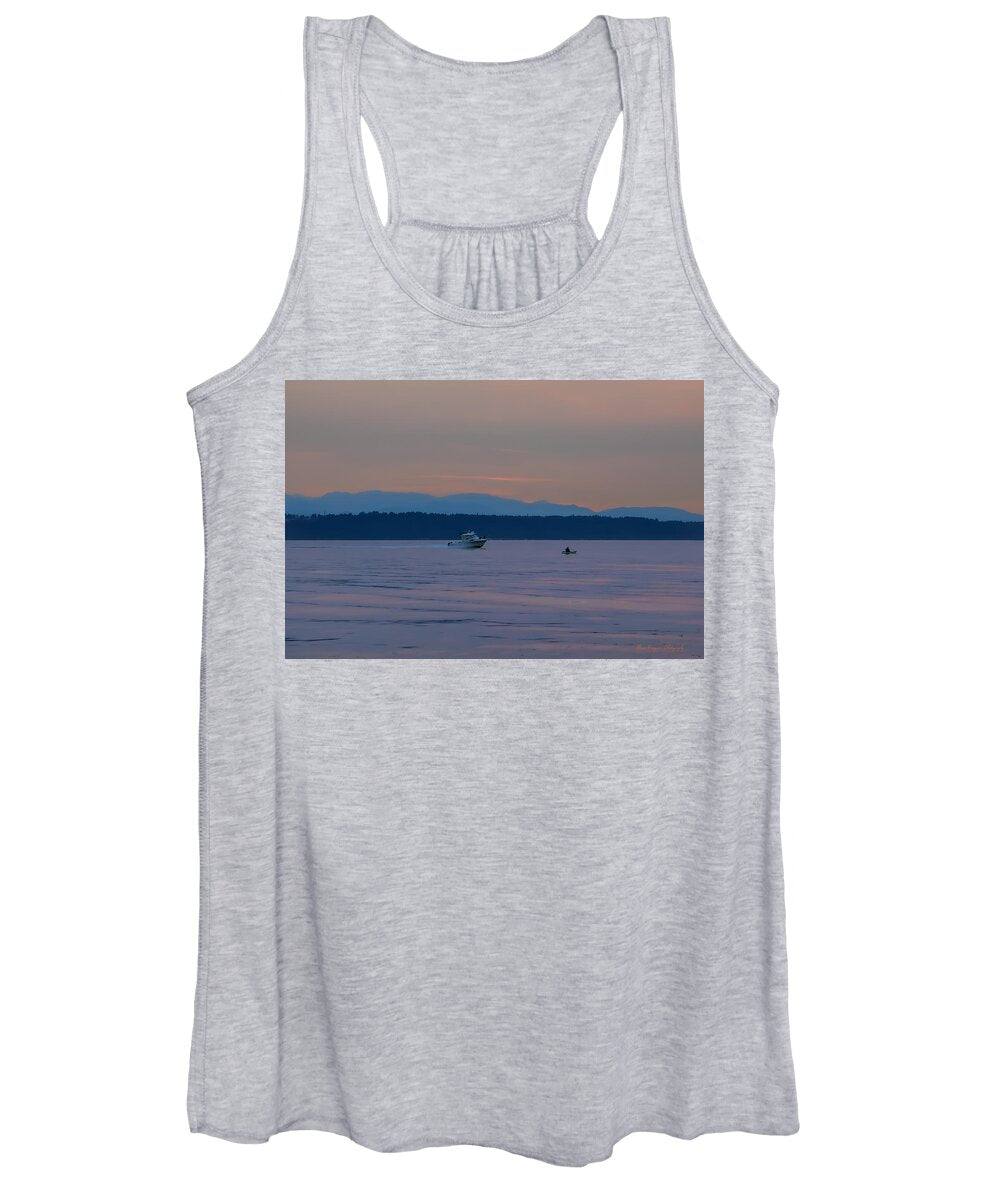 Boating at sunset - Women's Tank Top