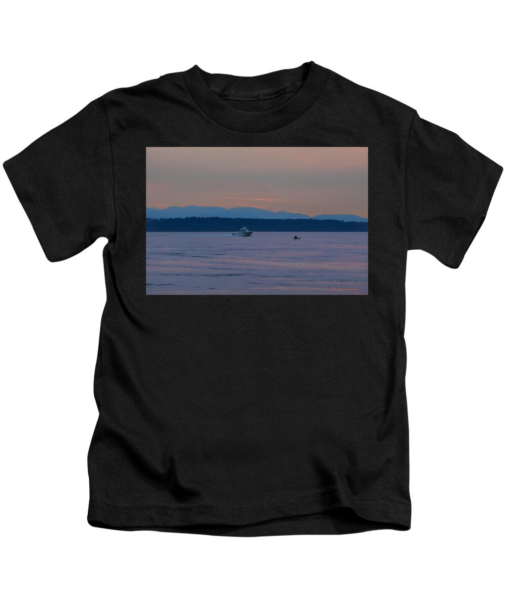 Boating at sunset - Kids T-Shirt
