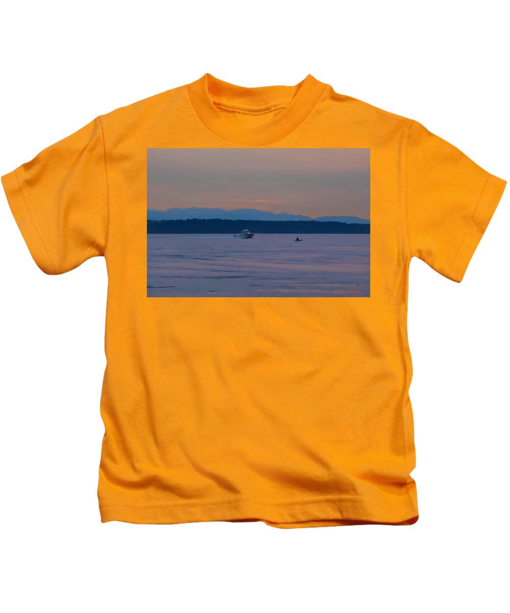 Boating at sunset - Kids T-Shirt