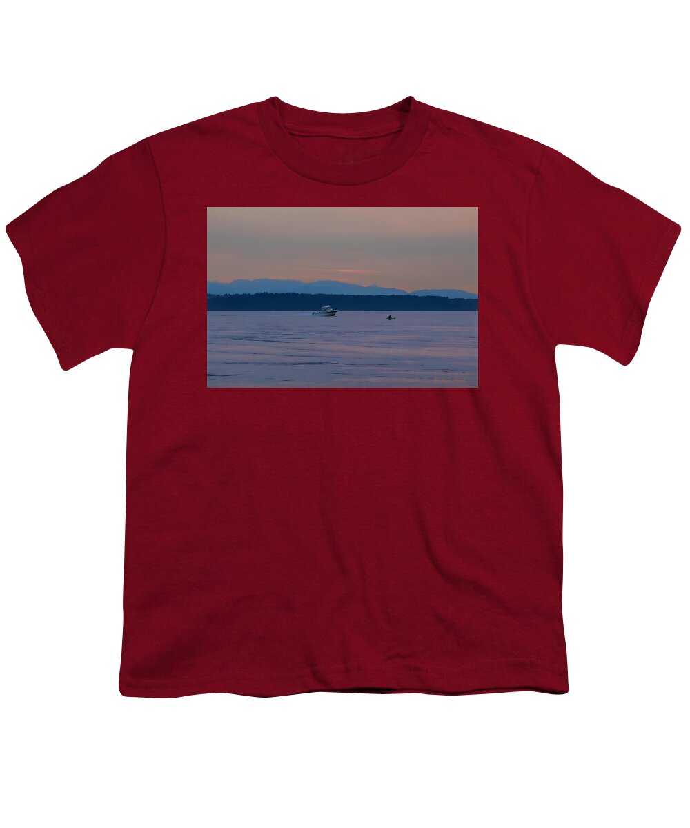 Boating at sunset - Youth T-Shirt
