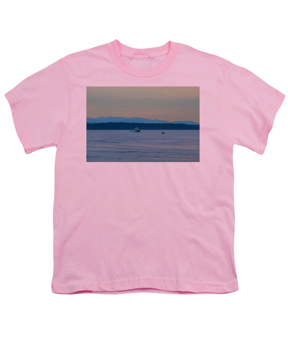 Boating at sunset - Youth T-Shirt