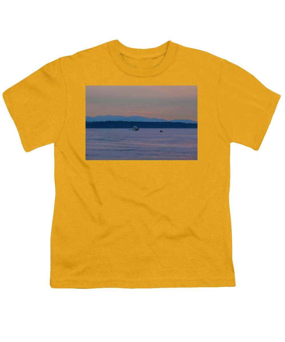 Boating at sunset - Youth T-Shirt