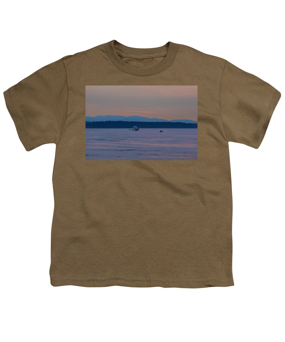 Boating at sunset - Youth T-Shirt