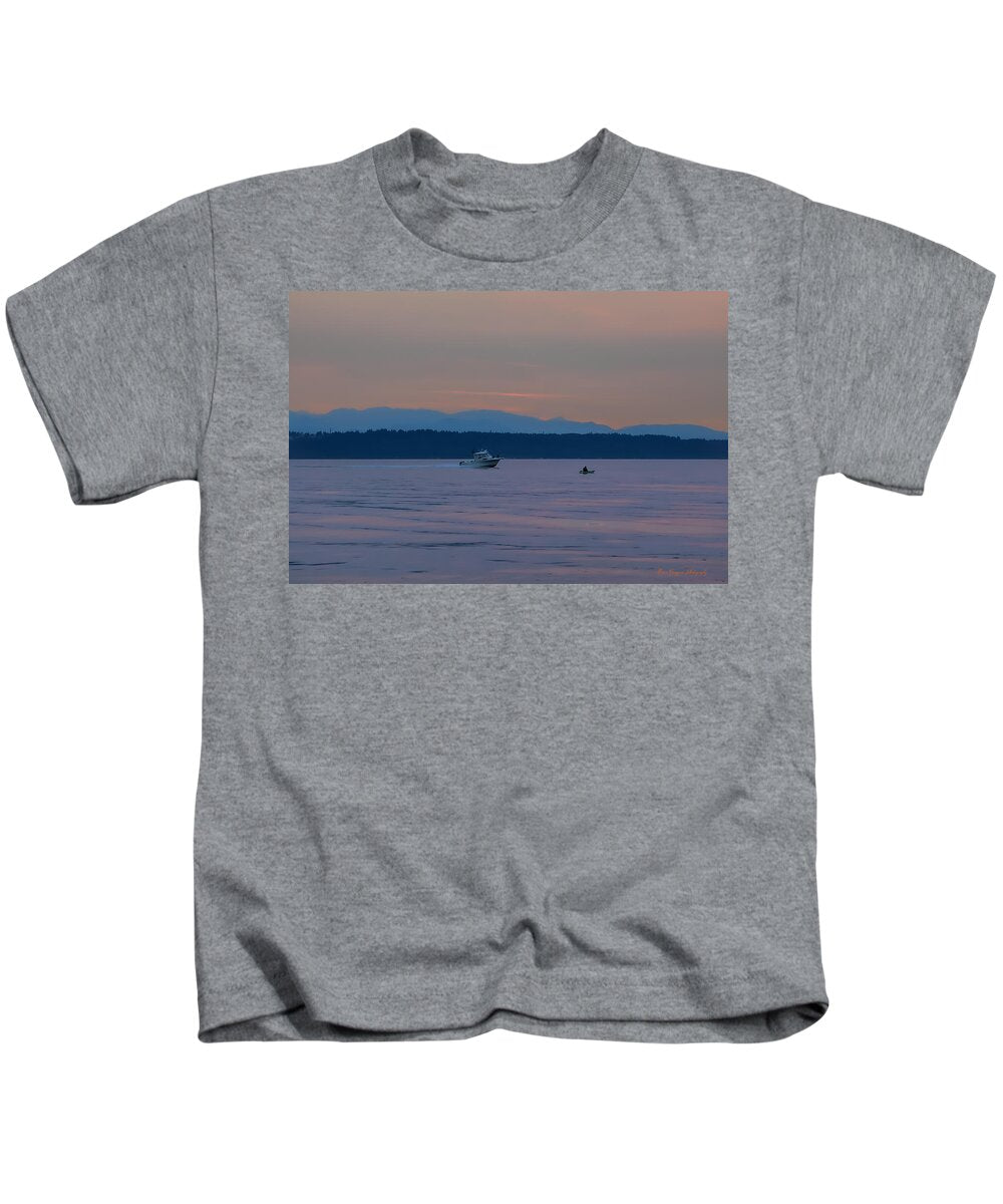 Boating at sunset - Kids T-Shirt