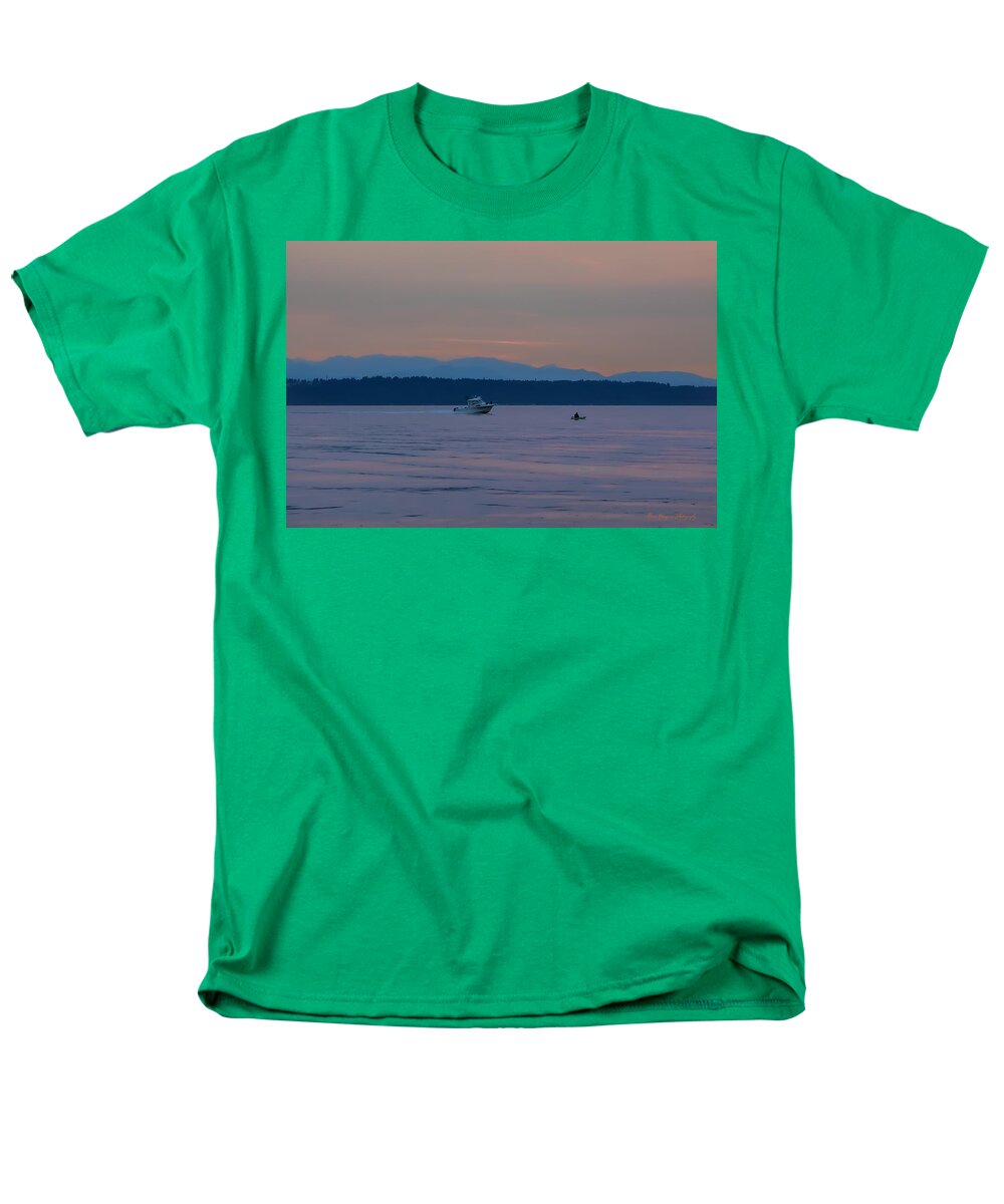 Boating at sunset - Men's T-Shirt (Regular Fit)