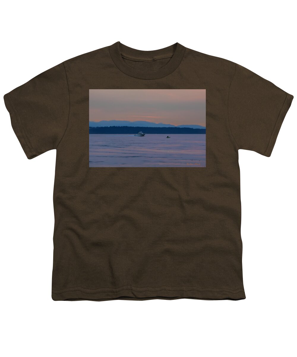 Boating at sunset - Youth T-Shirt