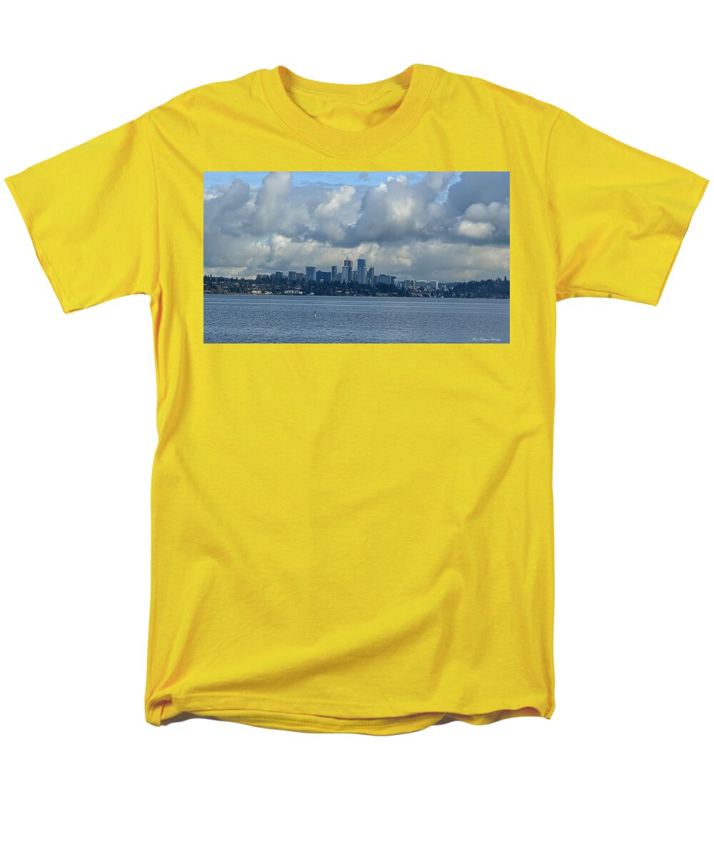 Clouds above the city - Men's T-Shirt (Regular Fit)