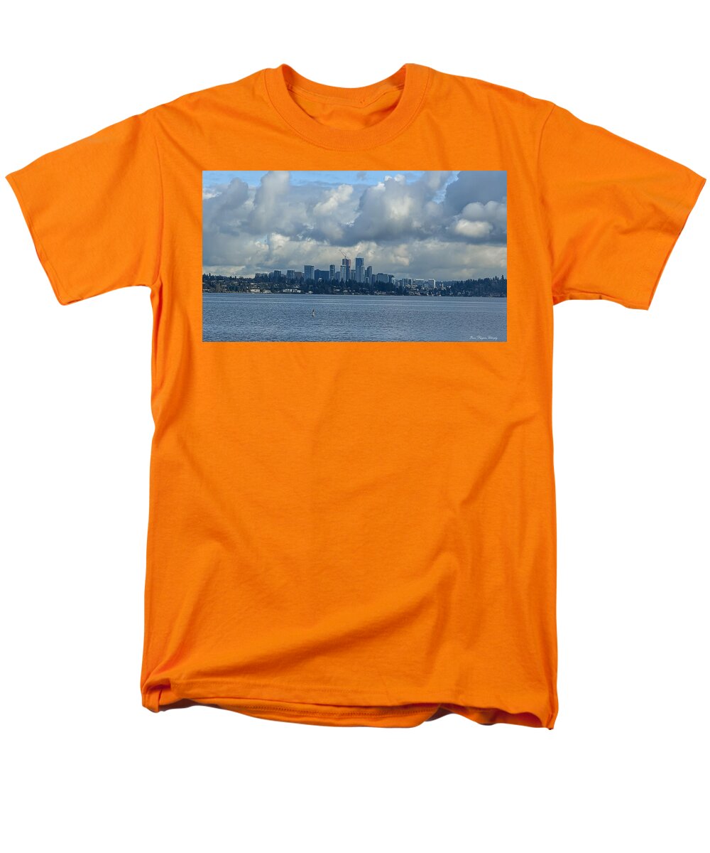 Clouds above the city - Men's T-Shirt (Regular Fit)