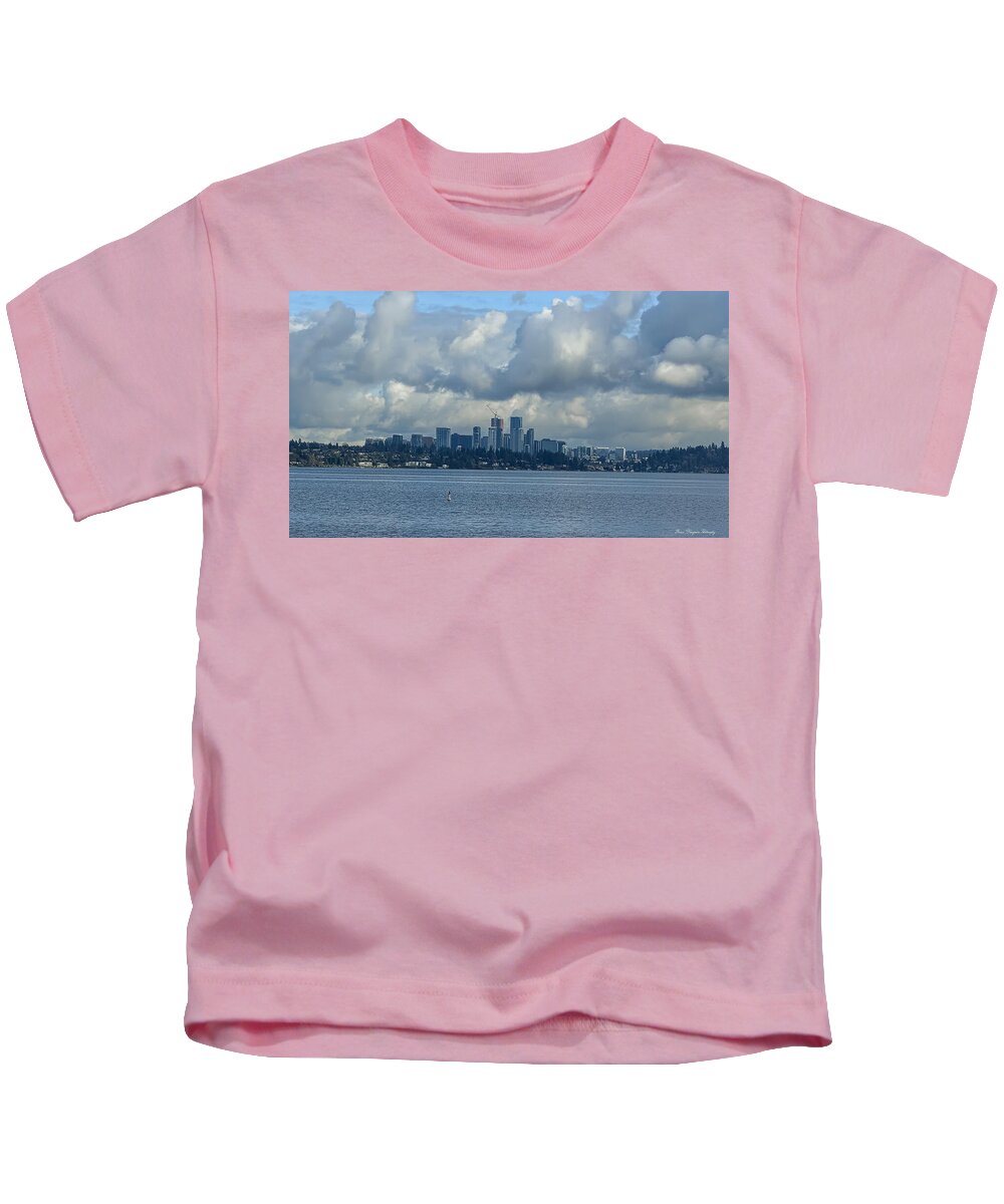 Clouds above the city - Kids T-Shirt