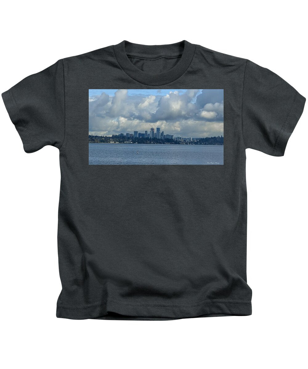 Clouds above the city - Kids T-Shirt