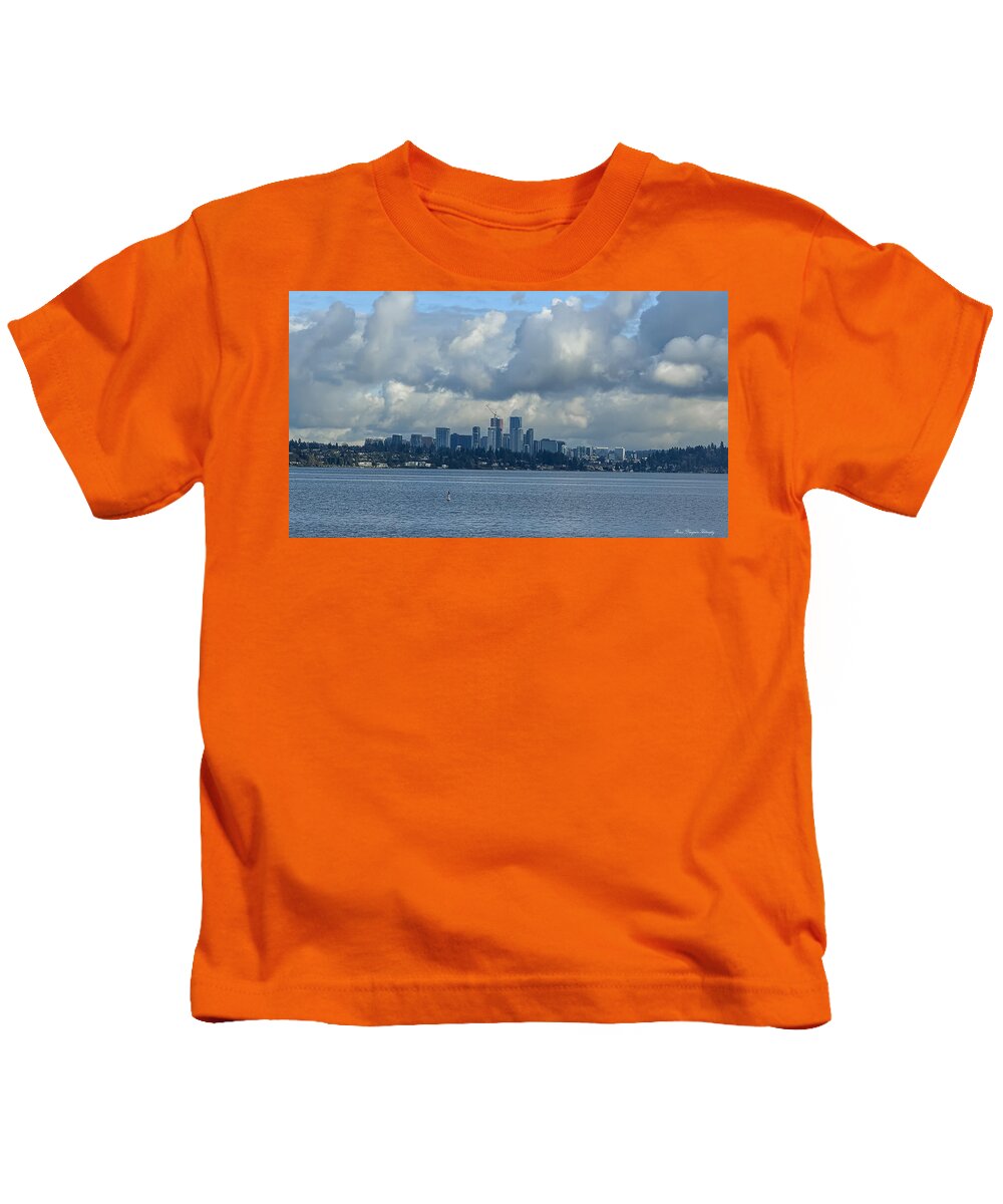 Clouds above the city - Kids T-Shirt