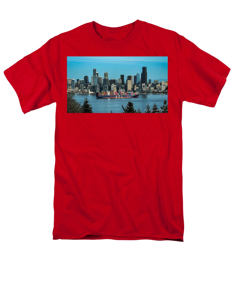 Container ship going into port - Men's T-Shirt (Regular Fit)