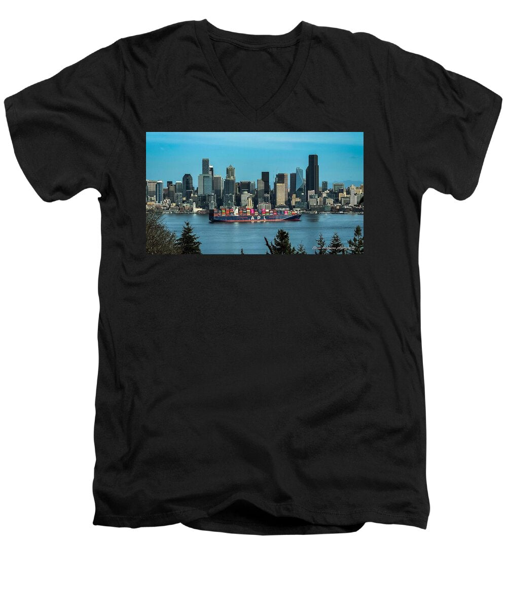 Container ship going into port - Men's V-Neck T-Shirt
