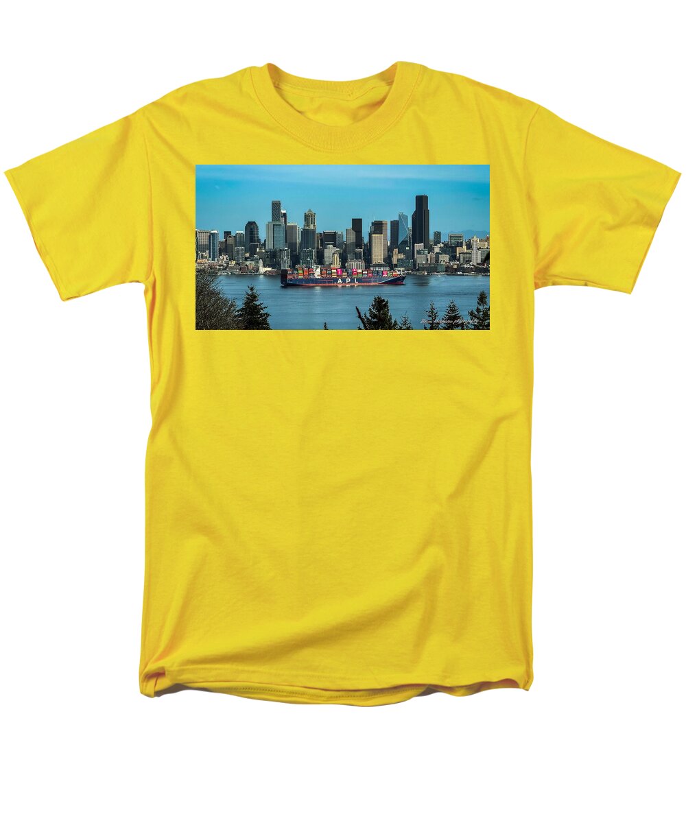 Container ship going into port - Men's T-Shirt (Regular Fit)