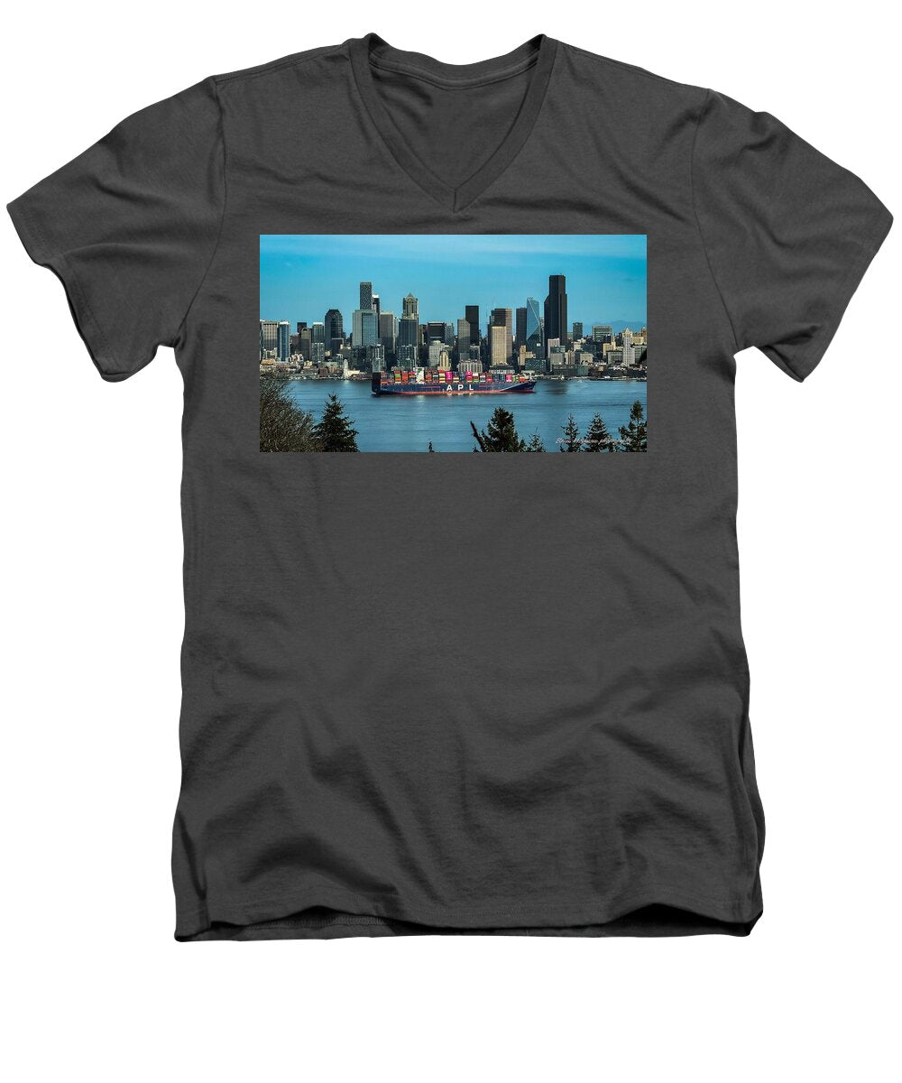 Container ship going into port - Men's V-Neck T-Shirt