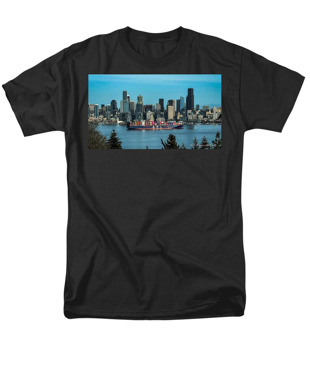 Container ship going into port - Men's T-Shirt (Regular Fit)