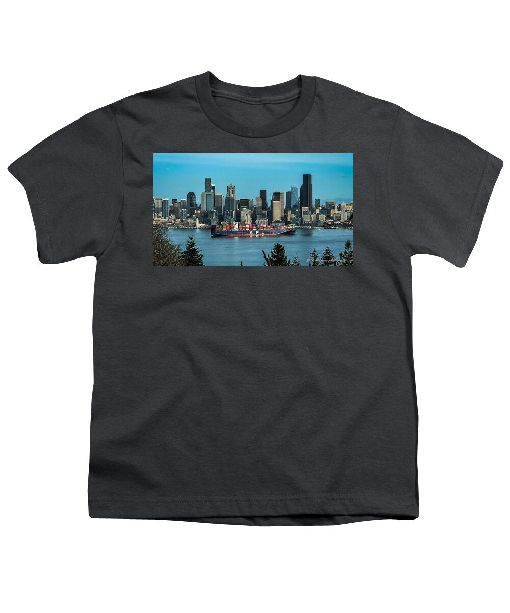Container ship going into port - Youth T-Shirt