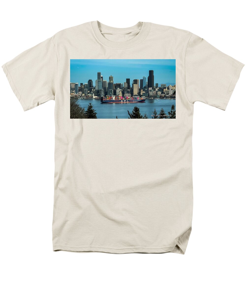 Container ship going into port - Men's T-Shirt (Regular Fit)