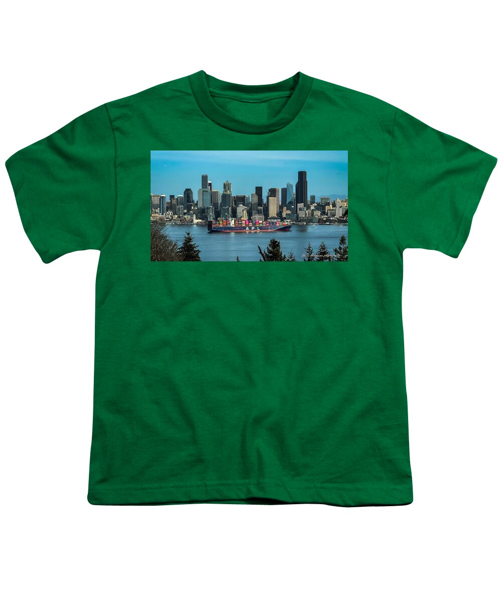 Container ship going into port - Youth T-Shirt