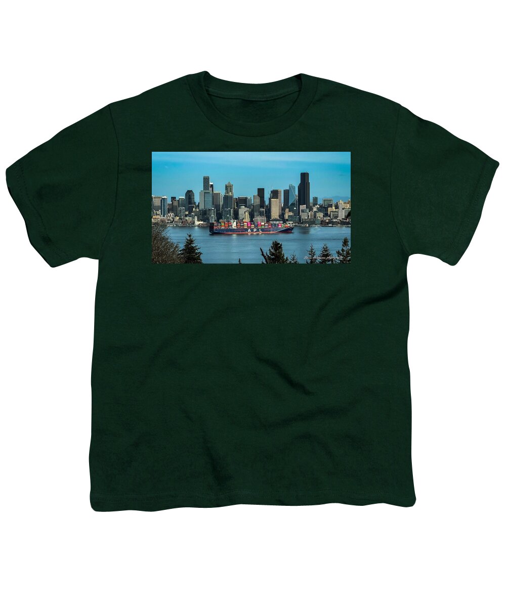 Container ship going into port - Youth T-Shirt