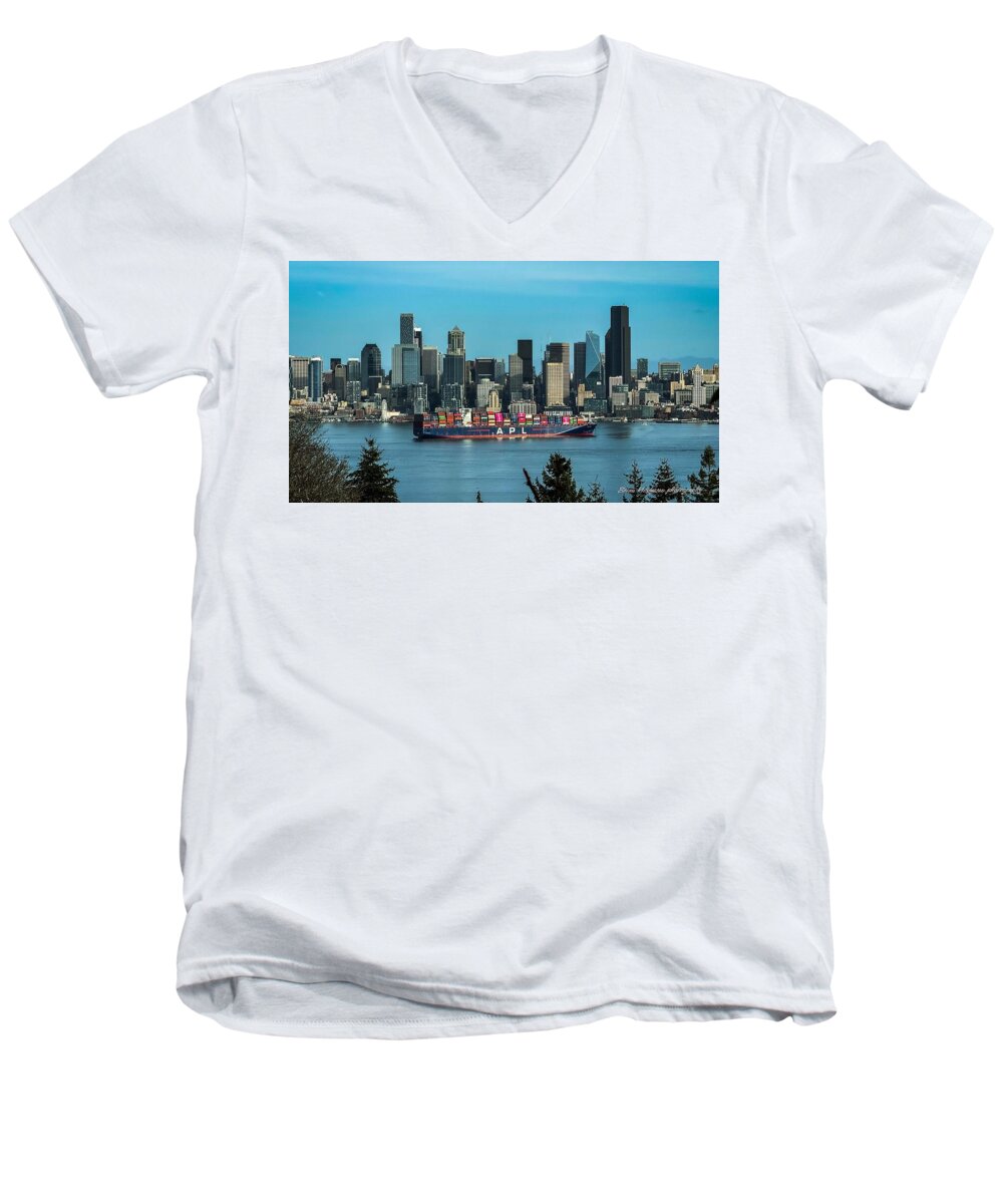 Container ship going into port - Men's V-Neck T-Shirt
