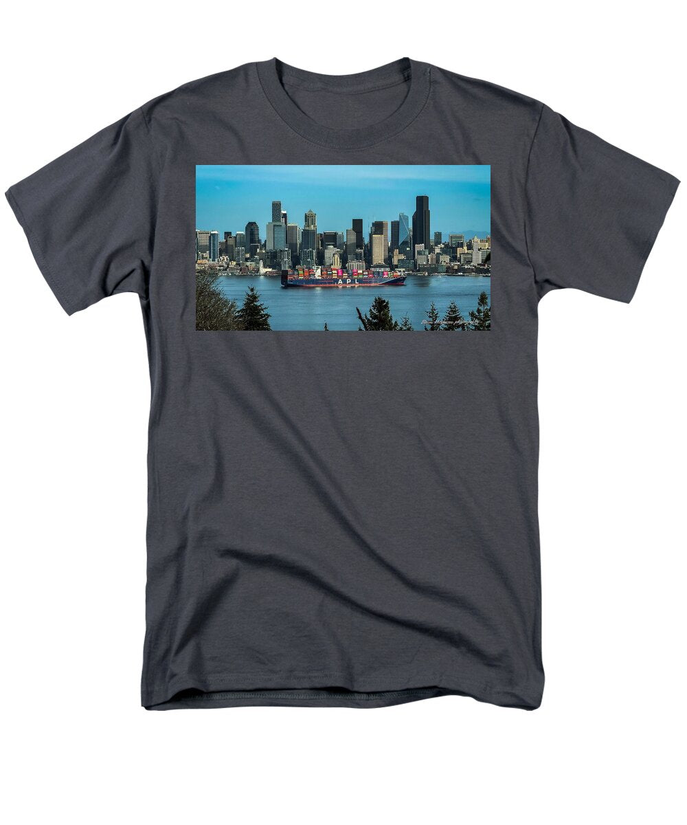 Container ship going into port - Men's T-Shirt (Regular Fit)