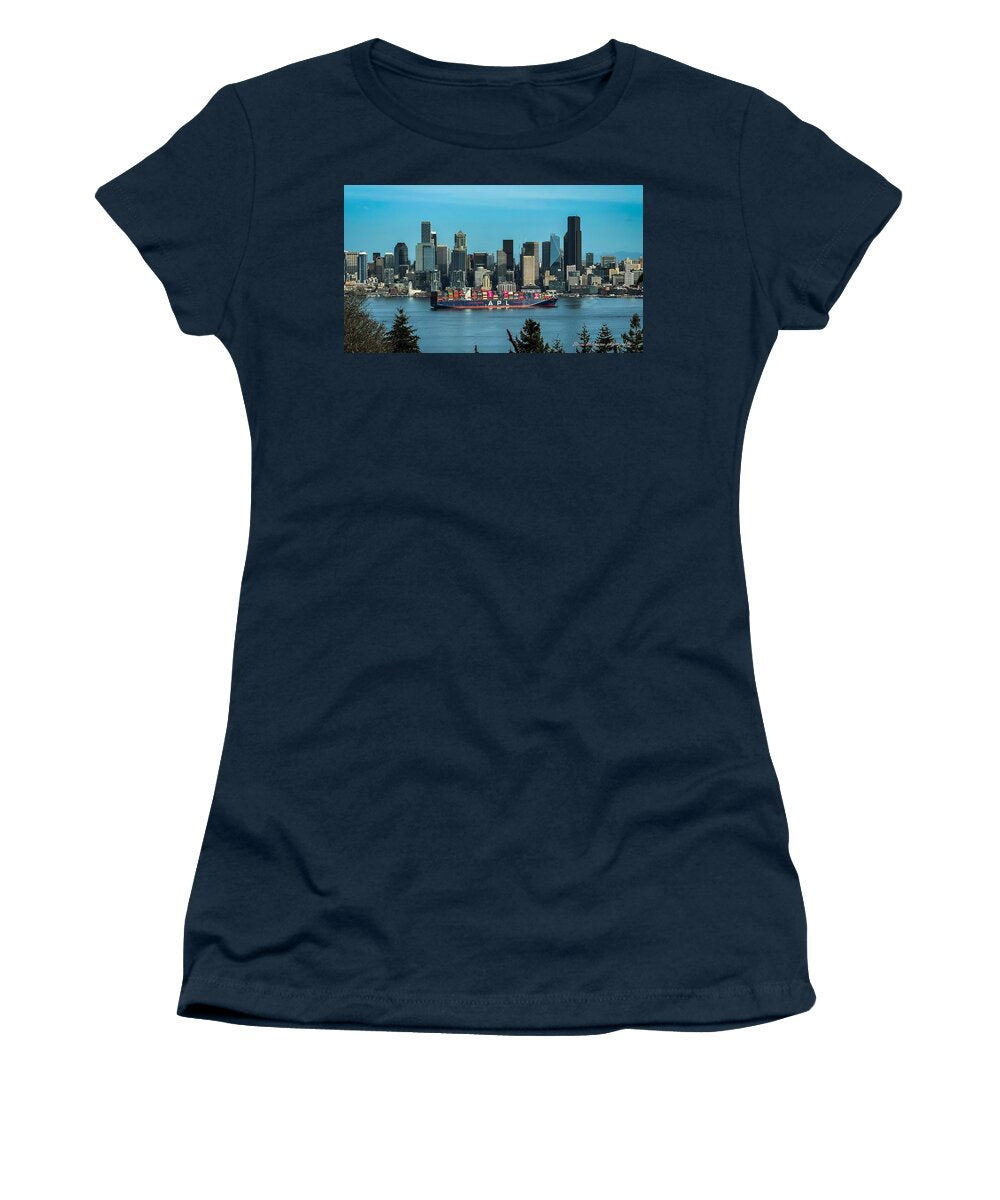 Container ship going into port - Women's T-Shirt