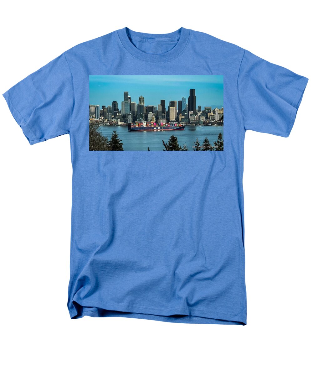 Container ship going into port - Men's T-Shirt (Regular Fit)