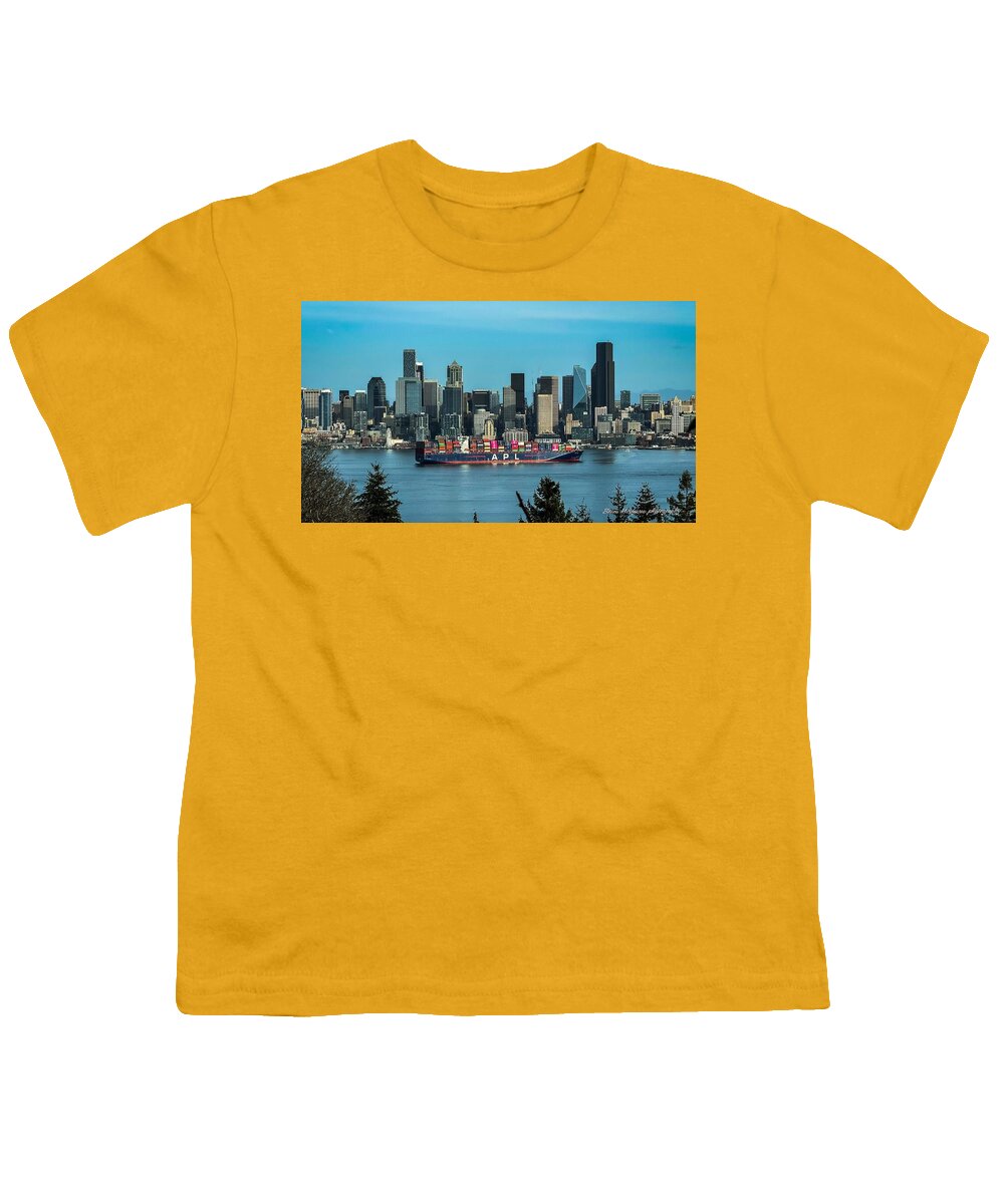 Container ship going into port - Youth T-Shirt