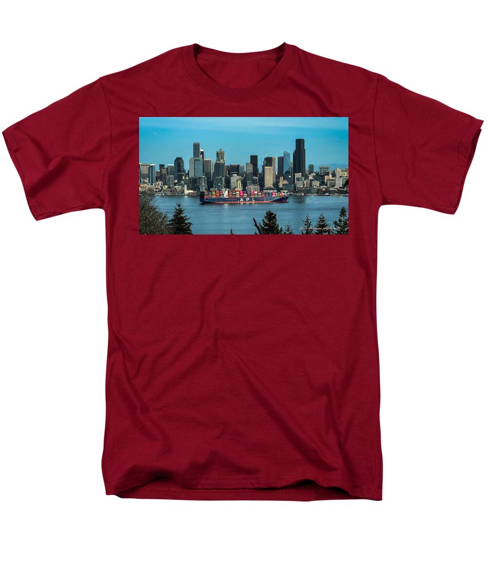 Container ship going into port - Men's T-Shirt (Regular Fit)