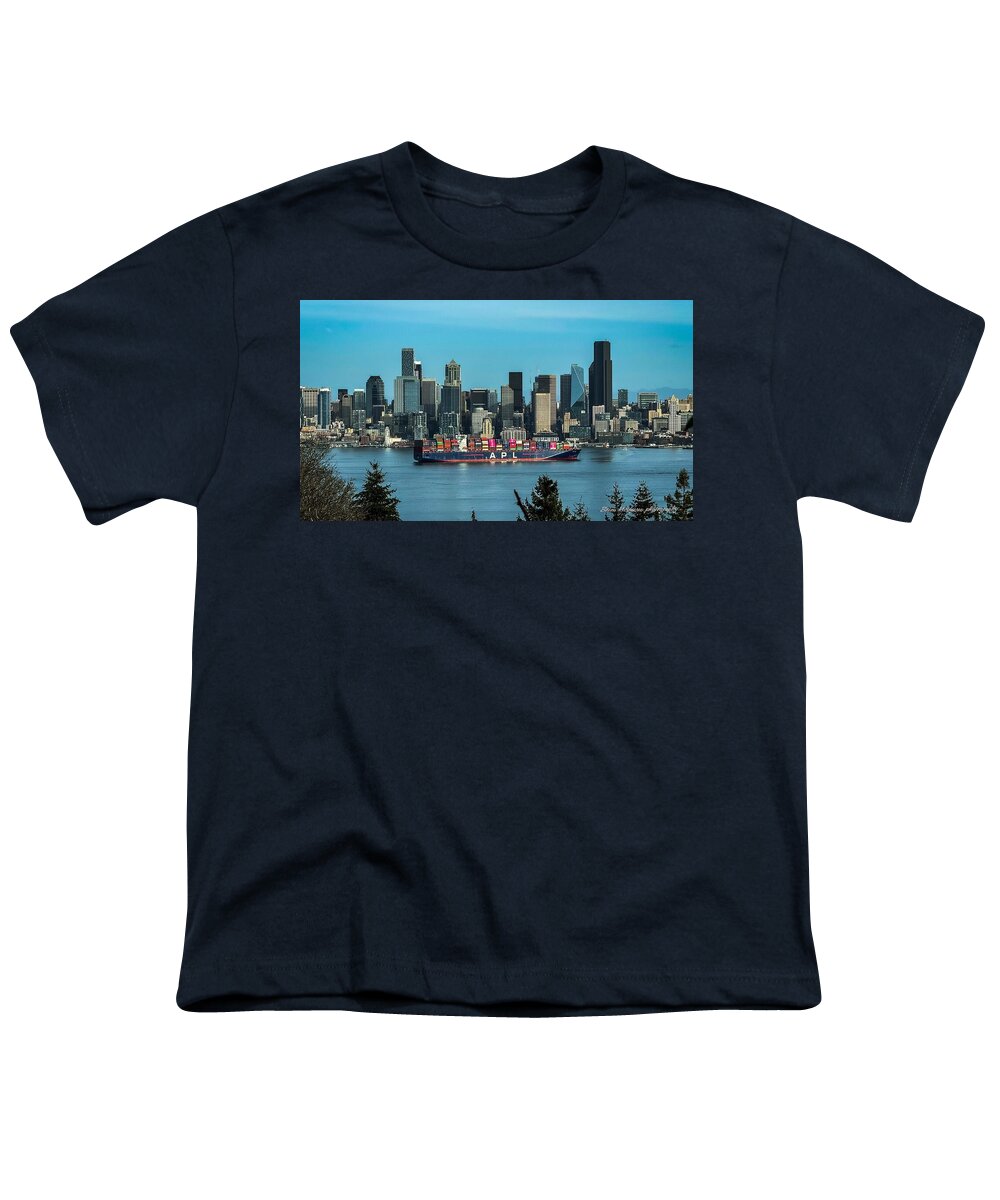 Container ship going into port - Youth T-Shirt