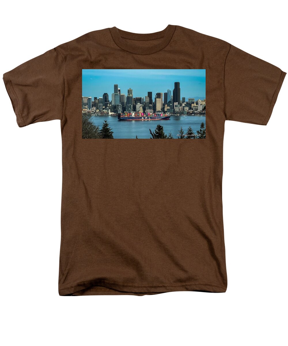 Container ship going into port - Men's T-Shirt (Regular Fit)
