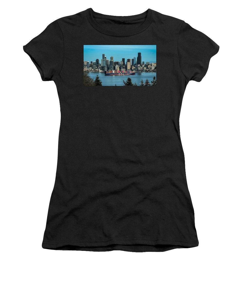 Container ship going into port - Women's T-Shirt
