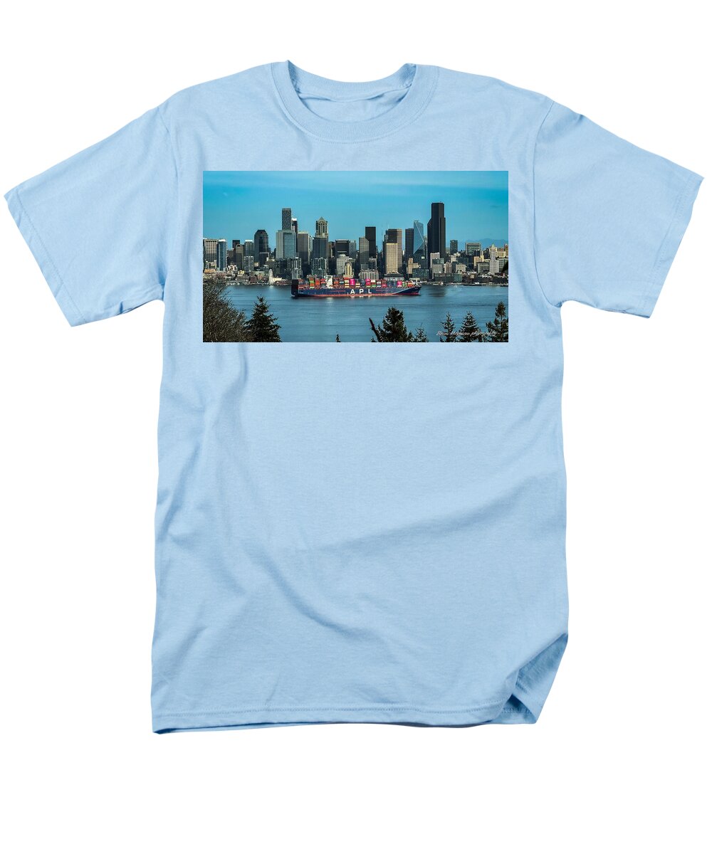 Container ship going into port - Men's T-Shirt (Regular Fit)