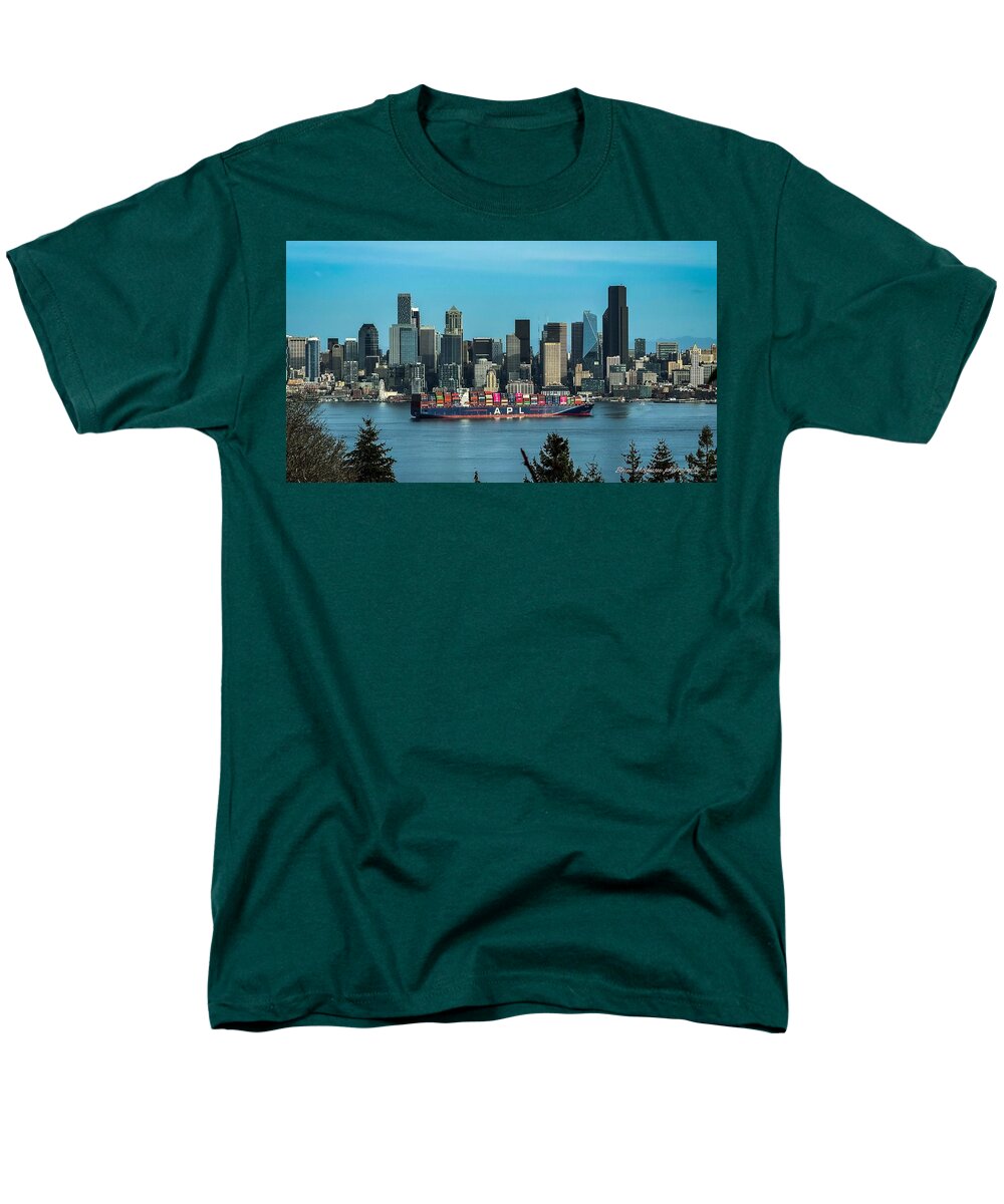 Container ship going into port - Men's T-Shirt (Regular Fit)