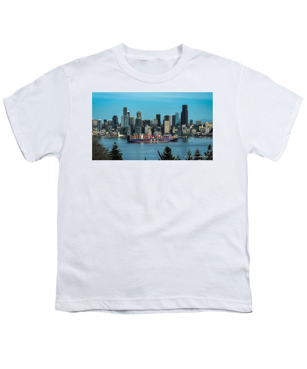 Container ship going into port - Youth T-Shirt
