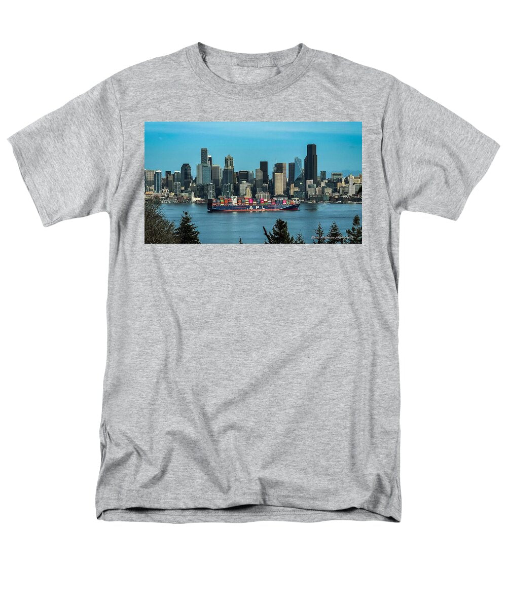 Container ship going into port - Men's T-Shirt (Regular Fit)