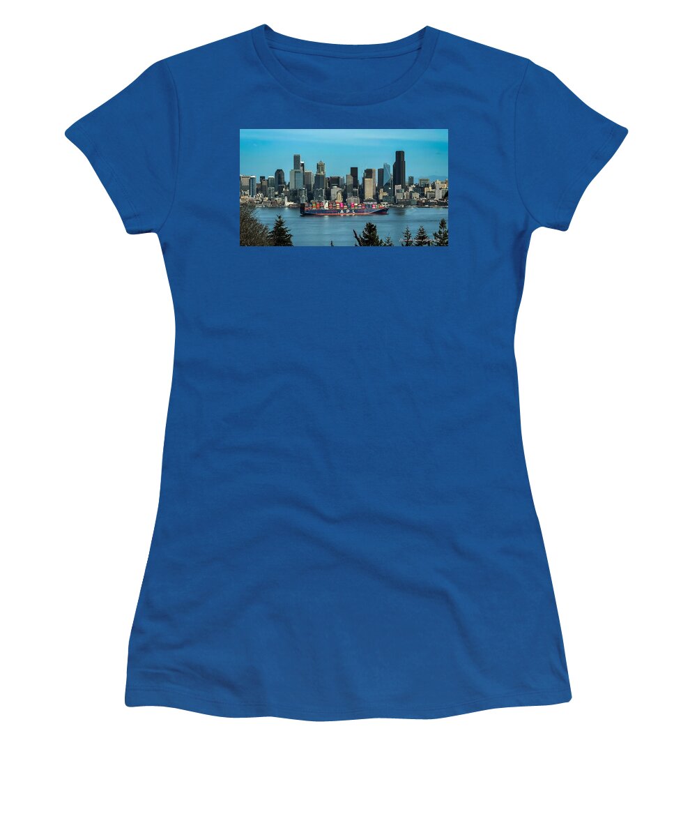 Container ship going into port - Women's T-Shirt