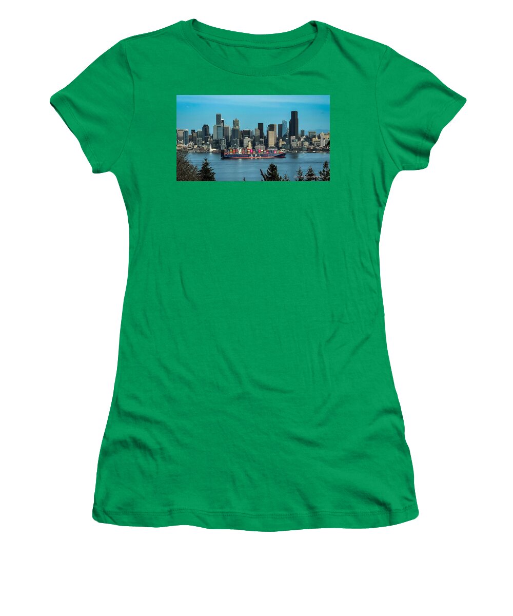 Container ship going into port - Women's T-Shirt