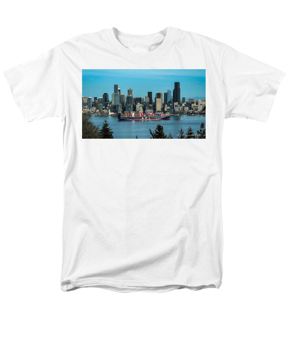 Container ship going into port - Men's T-Shirt (Regular Fit)
