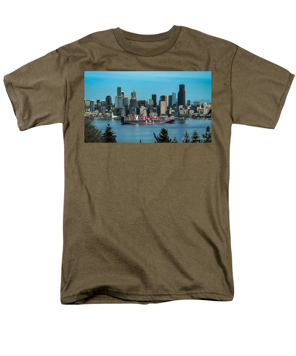 Container ship going into port - Men's T-Shirt (Regular Fit)
